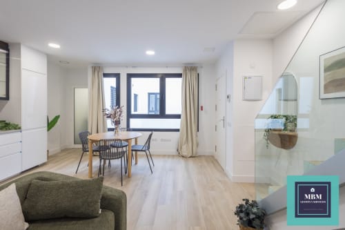 Moderno apartamento dúplex diáfano en MBM Arucas con comedor, cocina, vistas a la ciudad y mobiliario contemporáneo