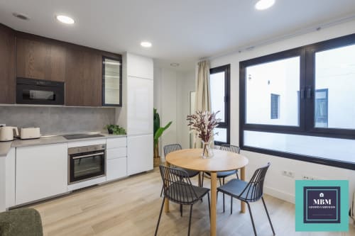 Moderna zona de cocina-comedor en apartamento dúplex Albareda, hostal MBM, Arucas con vistas a la ciudad