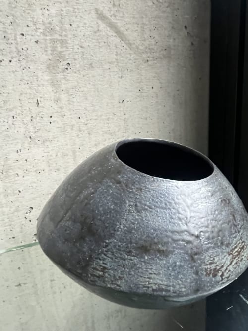 Bol en céramique texturé gris exposé à La Porte Rouge, maison d'hôtes boutique à Roubaix, France