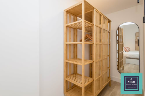 Unidad de estantería de almacenamiento de madera en el apartamento Dúplex Albareda del MBM Hostel, Arucas Las Palmas