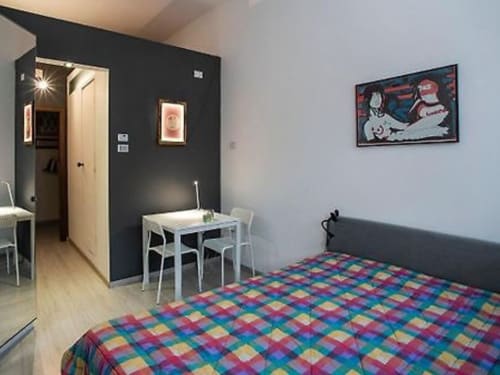Camera da letto colorata con arredamenti moderni e zona pranzo presso Il Maestrale B&B a Padova