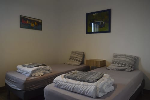 Chambre cosy de la Résidence des dunes avec lits jumeaux et coussins décorés, Landéda