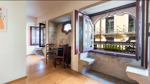 Appartement moderne à Porto au Flowerstreet54 avec parquets, salle à manger, fenêtres avec vue sur les balcons de la ville et