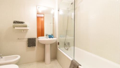 Salle de bain moderne à l'appartement Flowerstreet54 Porto avec lavabo sur colonne, baignoire, douche et carrelage