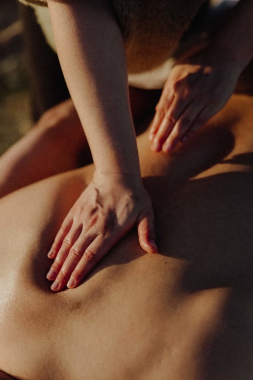 Mains de massage thérapeutique au spa bien-être Five & You aux Landes, Josse