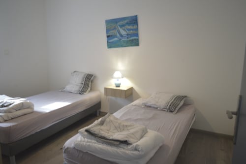 Chambre double à la Résidence des dunes B&B à Landéda avec décoration nautique et éclairage du jardin