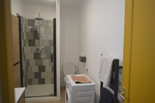 Salle de bain moderne à la Résidence des dunes à Landéda avec douche à l'italienne, vasque et porte-serviettes
