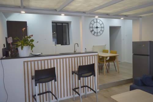 Cuisine moderne et salle à manger à la Résidence des dunes, Landéda avec comptoir, table à manger et acier inoxydable