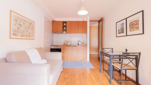 Appartement à Porto avec canapé blanc, cuisine ouverte, salle à manger, parquet et vue sur la ville
