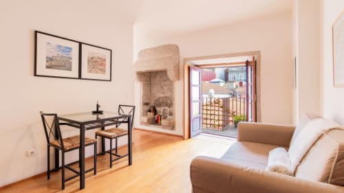 Lumineux appartement portuaire avec salle à manger, canapé, portes-fenêtres donnant sur la ville et cheminée