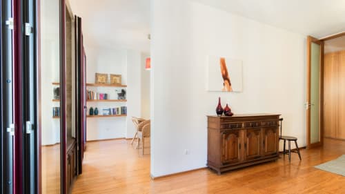 Séjour spacieux dans un appartement romantique à Flowerstreet54 Porto avec mobilier en bois, rangements et parquet