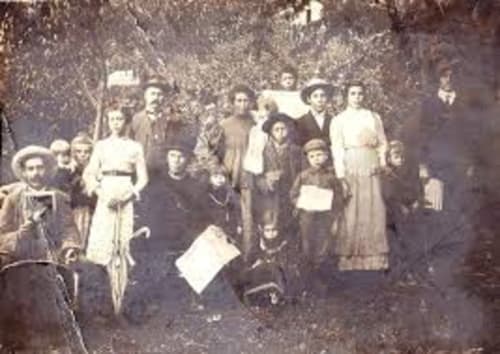 Retrato de grupo em tons sépia na Quinta de Santa Cruz, Douro, Peso da Régua, com hóspedes em traje do início de 1900
