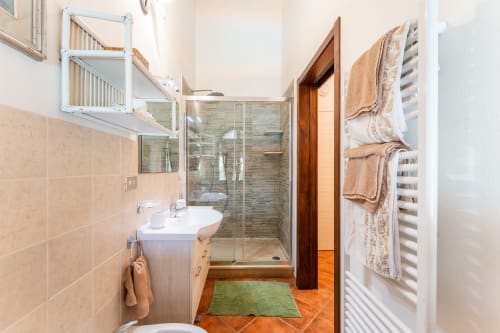 Bagno moderno a Villa Verde con doccia in vetro, lavabo e scaldasalviette riscaldato a Torre delle Stelle