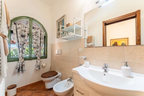 Elegante bagno nella camera Camera Aries della Villa Verde a Torre delle Stelle, con lavabo curvo, bidet e