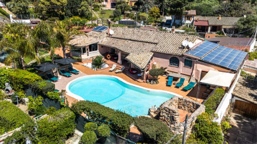 Vista aerea della piscina di Guest House Villa Verde con acqua turchese, lettini, patio in cotto e villa mediterranea