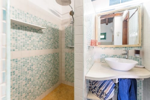 Bagno moderno della Guest House Villa Verde con piastrelle a mosaico verde, lavabo a bacinella, specchio e doccia walk-in a Torre