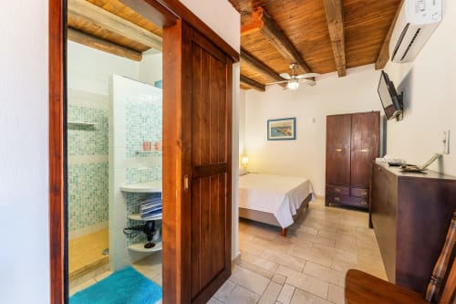 Camera Virgo di Villa Verde a Torre delle Stelle con bagno en suite, soffitto con travi in legno e giardino