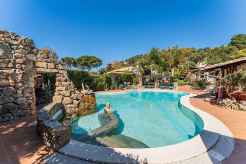 Piscina turchese con zona relax poco profonda presso la Guest House Villa Verde a Torre delle Stelle, Italia