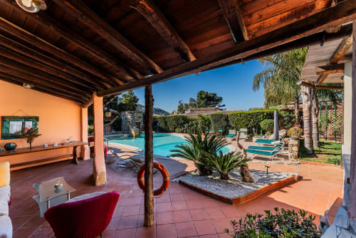 Vista della piscina presso la Guest House Villa Verde a Torre delle Stelle, Italia - patio in cotto con lettini e turchese