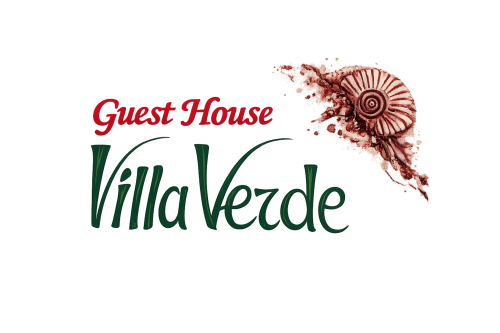 Logo della Guest House Villa Verde con testo rosso e scrittura verde, caratterizzato da un design di conchiglia in terracotta per questa Torre delle Stelle