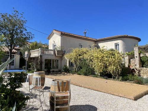 Cour de La Closerie B&B à La Redorte avec villa en pierre, murs lierre et mobilier rustique
