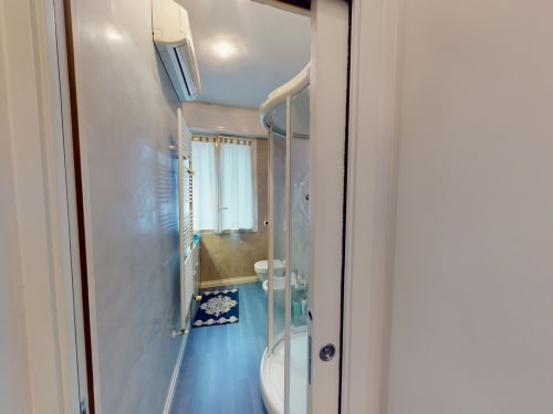 Modernes Badezimmer im Apartment Marghera Home in Milano mit Duschkabine und blauem Fliesenbelag