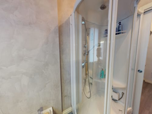 Moderne Glasduschkabine im Badezimmer des Marghera Home Apartments, Milano