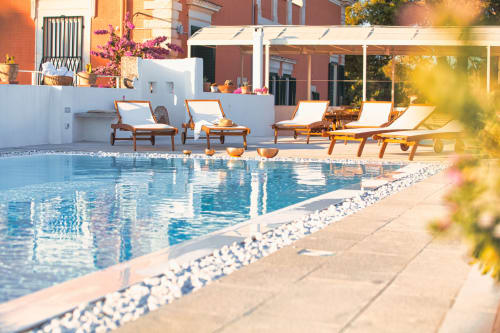 Lussuosa zona piscina della Villa Ceci B&B ad Andria, Italia con lettini e pergolato