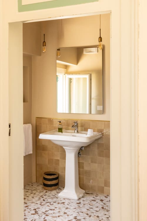 Elegante bagno nella Camera Nietta di Villa Ceci, Andria con lavabo su colonna e dettagli in piastrelle
