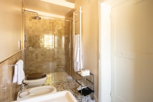 Bagno moderno con doccia aperta, doppio lavabo e scaldarubidini alla Villa Ceci BnB di Andria, Italia