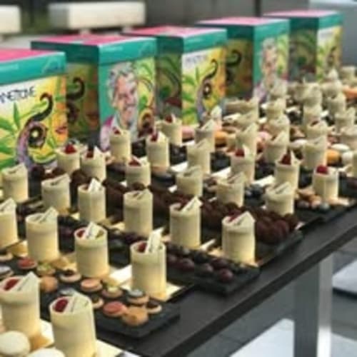 Postres de chocolate blanco con bayas exhibidos en el buffet del hotel Finca La Cuevona de Guitiriz en Guitiriz, España