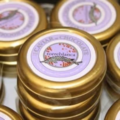 Frascos de caviar correblanca con tapas doradas en Finca La Cuevona de Guitiriz, Galicia