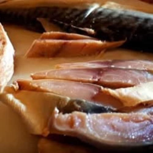 Exposición fresca de mariscos en Finca La Cuevona de Guitiriz, Galicia, con cangrejos y pescado sobre superficie de madera.