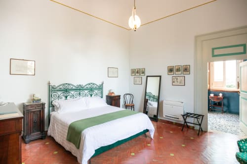 Camera Cristina King Deluxe della Villa Ceci ad Andria, Italia con elegante testata verde e vista sul giardino