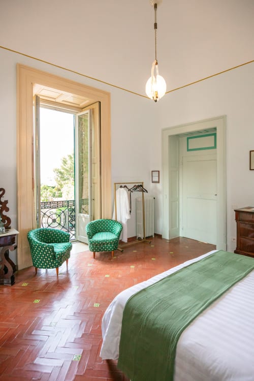 Camera Cristina, suite deluxe a Villa Ceci ad Andria con poltroncine verdi e vista sul giardino