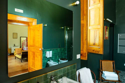 Bagno della Junior Suite Camera Vittoria a Villa Ceci B&B, Andria, con piastrelle verdi, porte in legno e lavabo