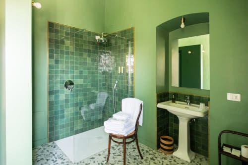 Bagno moderno verde con doccia walk-in, lavabo su colonna e specchio a Villa Ceci, Andria