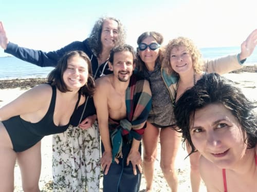 Freundesgruppe genießt einen Strandtag im Gästehaus Le Lama Zébré in Penmarch, Frankreich