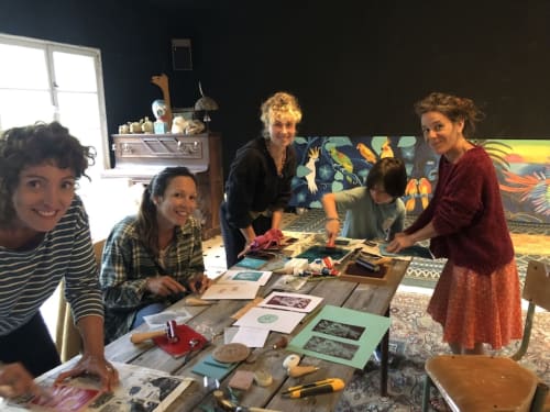 Group of guests enjoying a creative workshop at Le Lama Zébré B&B in Penmarch, France