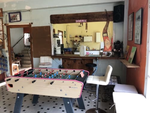 Foosball table and gaming area at Le Lama Zébré BnB in Penmarch, France