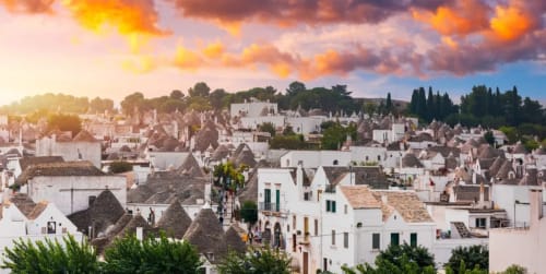 Villaggio di trulli di Alberobello al tramonto, bed and breakfast Vento del Sud in Puglia, Italia