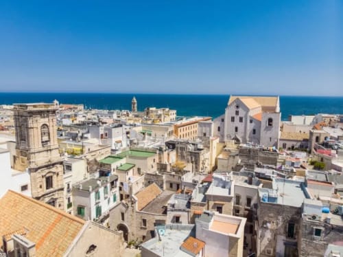 Vista aerea del Vento del Sud B&B con vista su affascinante cittadina costiera italiana, Mar Mediterraneo e architettura storica