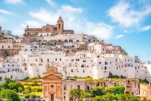 Vento del Sud BnB con edifici imbiancati a cascata sulla collina di Modica, Sicilia, Italia