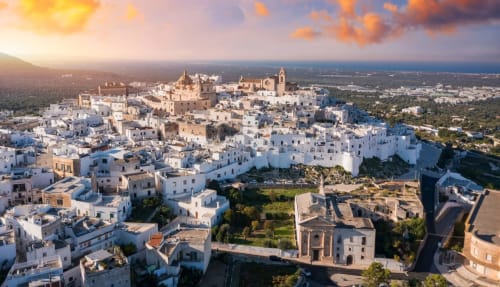 Vento del Sud B&B a Ostuni, Italia: affascinante borgo bianchissimo in collina con cattedrale al tramonto, paesaggio mediterraneo sottostante