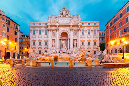 Fontana di Trevi illuminata di notte a Roma - iconica architettura barocca e sculture