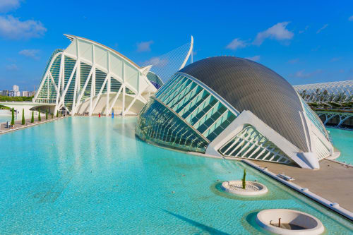 Complejo arquitectónico moderno con estructuras geométricas blancas y piscina turquesa en Valencia, España