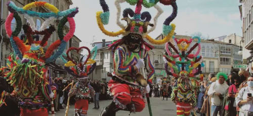 Desfile festivo colorido con figuras decoradas en Ourense, cerca del alojamiento O Trancallo en Mourisca