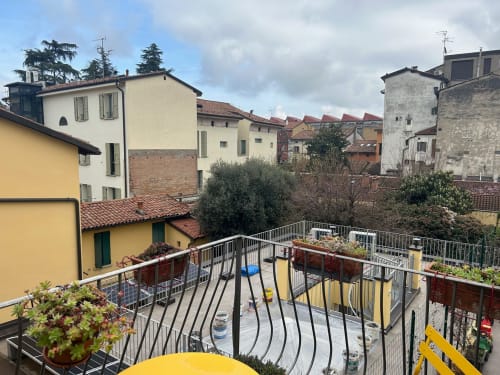 Vista dal balcone dei storici edifici di Bologna e i tetti in terracotta di L'Appartamento Giusto