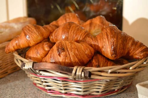 Croissants dorés dans un panier en osier à l'Hôtel de l'Ange, Niedermorschwihr