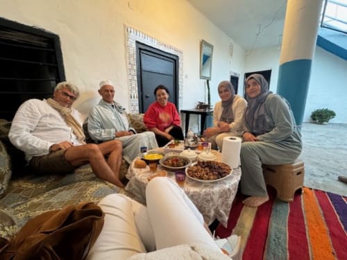 Partage d'un repas de Patrick et Nathalie dans une famille marocaine atour du tajine